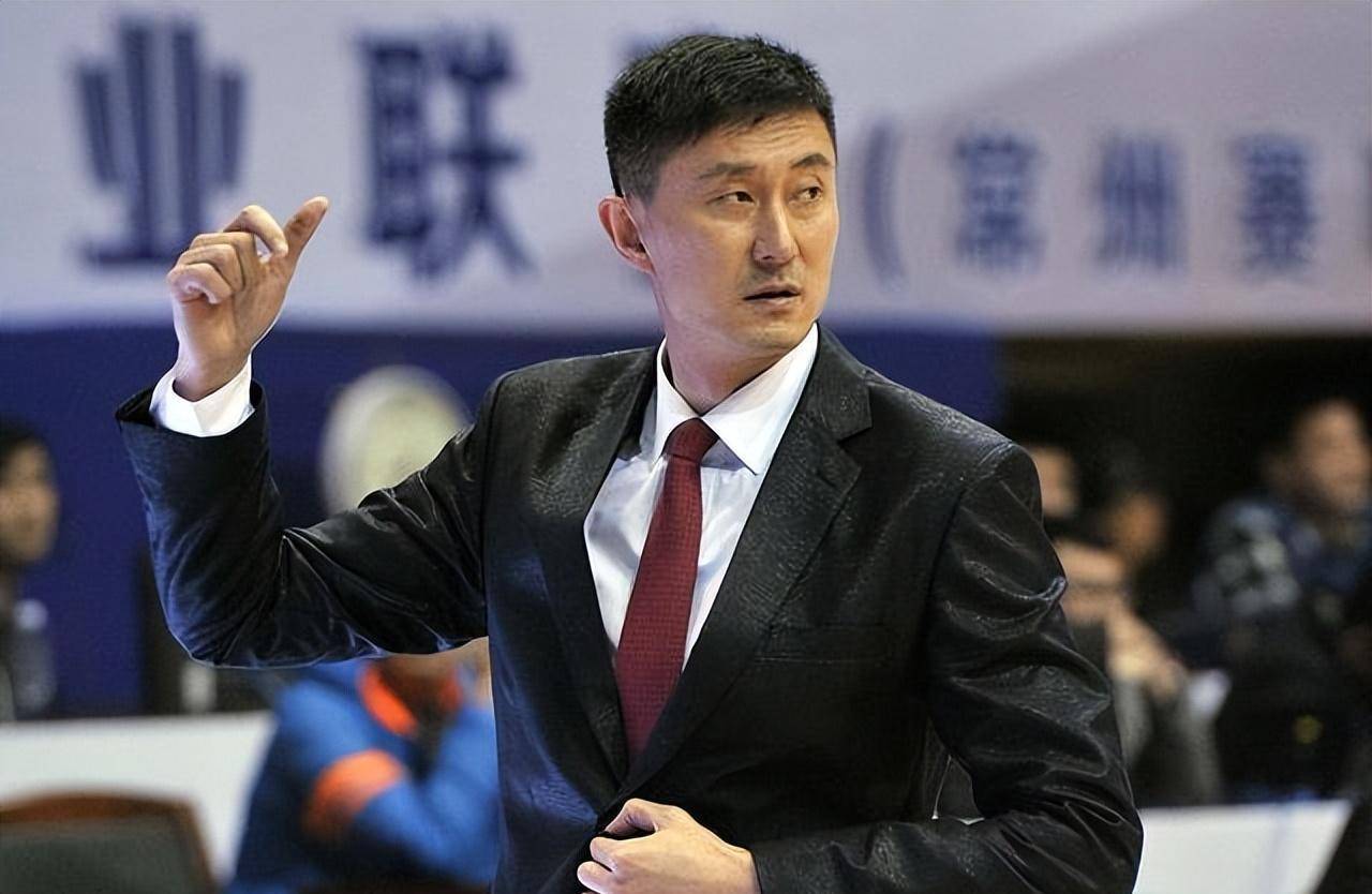 F1赛场再起风云：关中鲨队队击败庐州独角兽队，脚步移动更到位中场绞杀压制对手的简单介绍
