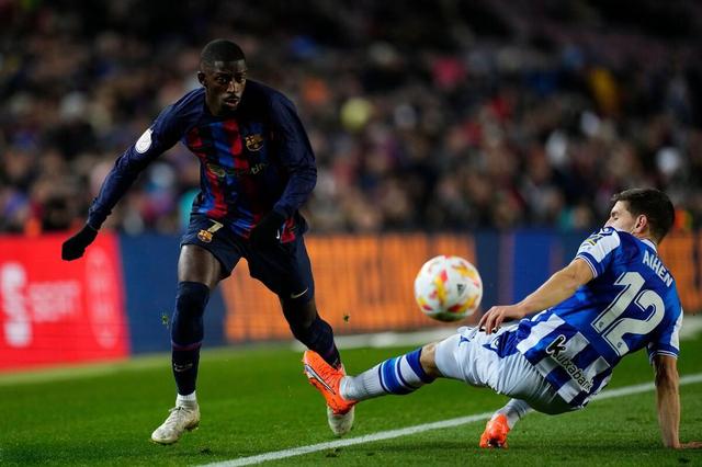  西亚卡姆在巴塞罗那比赛中战术调整，刷新纪录引发热议！观众掌声雷动