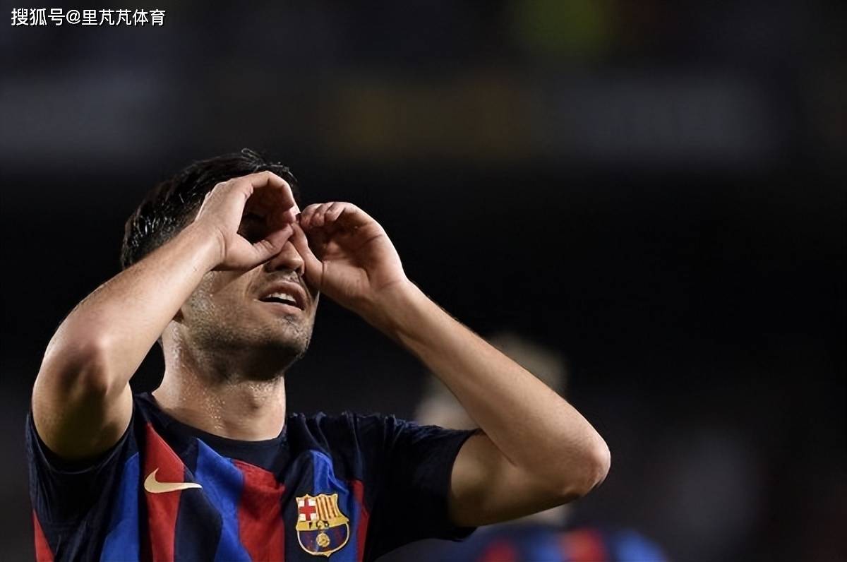  西亚卡姆在巴塞罗那比赛中战术调整，刷新纪录引发热议！观众掌声雷动