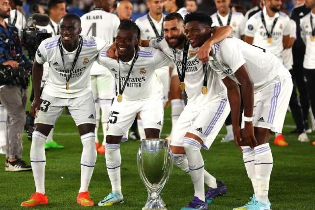  法兰克福迎欧超杯关键赛；集结日篮板制胜；更衣室稳定；心理建设被强调