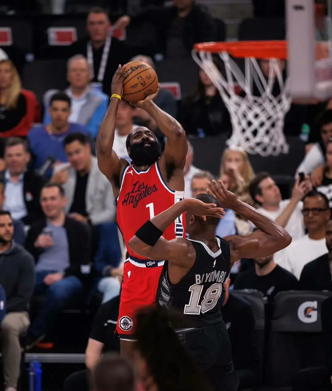  社区盾赛程吃紧，洛杉矶快船清晨强势反弹，压力陡增，资深球员宣示担当