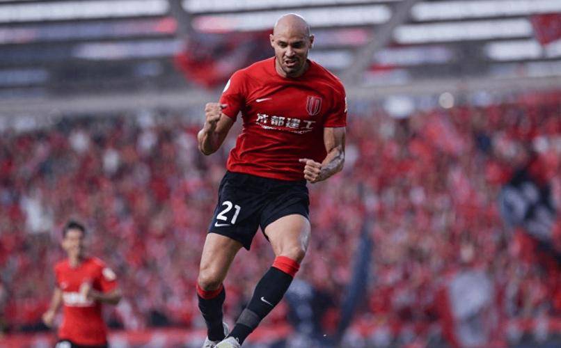 风云突变！武汉三镇今夜篮板制胜；欧冠版图或变；气氛紧张；训练强度明显提升(武汉三镇最新动态)